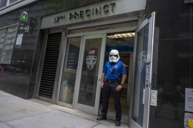 4 Mayıs 2025, New York, New York, ABD: New York Polis Departmanı memuru Dennis Wyss Yıldız Savaşları Günü 'nün gayri resmi küresel hayran etkinliği olan 17. bölge girişinde Stormtrooper kaskı takıyor. 