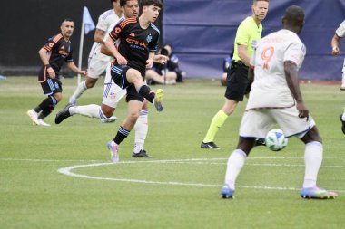 NICFC FC Cincinnati 'ye karşı. 4 Mayıs 2025, New York, ABD: Mls için geçerli olan Citifield 'da Nickfc ve Fc Cincinnati arasında oynanan futbol maçı sırasında oyuncular arasında tartışma topu. (Niyi Fote / Thenews2) 