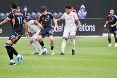 NICFC FC Cincinnati 'ye karşı. 4 Mayıs 2025, New York, ABD: Nickfc ve fc Cincinnati arasında Mls için geçerli olan bir futbol maçı sırasında oyuncular arasında tartışma topu (Niyi Fote / Thenews2) 