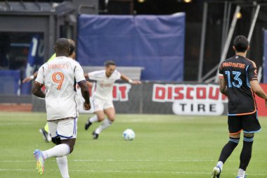 NICFC FC Cincinnati 'ye karşı. 4 Mayıs 2025, New York, ABD: Nickfc ve fc Cincinnati arasında Mls için geçerli olan bir futbol maçı sırasında oyuncular arasında tartışma topu (Niyi Fote / Thenews2) 