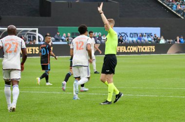 NICFC FC Cincinnati 'ye karşı. 4 Mayıs 2025, New York, ABD: Nickfc ve fc Cincinnati arasında Mls için geçerli olan bir futbol maçı sırasında oyuncular arasında tartışma topu (Niyi Fote / Thenews2) 