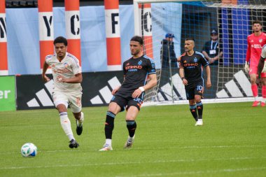 NICFC FC Cincinnati 'ye karşı. 4 Mayıs 2025, New York, ABD: Nickfc ve fc Cincinnati arasında Mls için geçerli olan bir futbol maçı sırasında oyuncular arasında tartışma topu (Niyi Fote / Thenews2) 