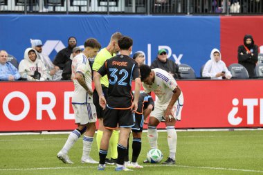 NICFC FC Cincinnati 'ye karşı. 4 Mayıs 2025, New York, ABD: Nickfc ve fc Cincinnati arasında Mls için geçerli olan bir futbol maçı sırasında oyuncular arasında tartışma topu (Niyi Fote / Thenews2) 
