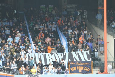 NICFC FC Cincinnati 'ye karşı. 4 Mayıs 2025, New York, ABD: nycfc ve fc Cincinnati arasında oynanan futbol maçında taraftarlar Mls için geçerli (Niyi Fote / Thenews2)  