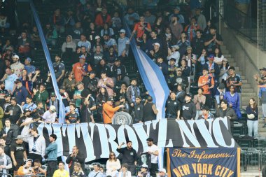 NICFC FC Cincinnati 'ye karşı. 4 Mayıs 2025, New York, ABD: nycfc ve fc Cincinnati arasında oynanan futbol maçında taraftarlar Mls için geçerli (Niyi Fote / Thenews2) 