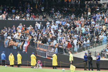 NICFC FC Cincinnati 'ye karşı. 4 Mayıs 2025, New York, ABD: nycfc ve fc Cincinnati arasında oynanan futbol maçında taraftarlar Mls için geçerli (Niyi Fote / Thenews2) 