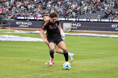 NICFC FC Cincinnati 'ye karşı. 4 Mayıs 2025, New York, ABD: Mls için geçerli olan Citifield 'da Nickfc ve Fc Cincinnati arasında oynanan futbol maçı sırasında oyuncular arasında tartışma topu. (Niyi Fote / Thenews2) 