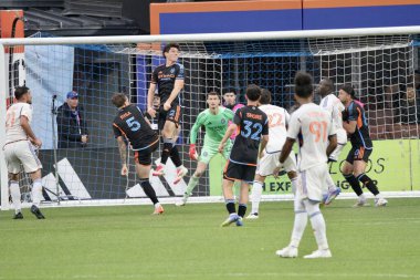 NICFC FC Cincinnati 'ye karşı. 4 Mayıs 2025, New York, ABD: Nickfc ve fc Cincinnati arasında Mls için geçerli olan bir futbol maçı sırasında oyuncular arasında tartışma topu (Niyi Fote / Thenews2) 