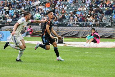 NICFC FC Cincinnati 'ye karşı. 4 Mayıs 2025, New York, ABD: Nickfc ve fc Cincinnati arasında Mls için geçerli olan bir futbol maçı sırasında oyuncular arasında tartışma topu (Niyi Fote / Thenews2) 