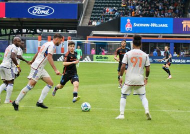 NICFC FC Cincinnati 'ye karşı. 4 Mayıs 2025, New York, ABD: Nickfc ve fc Cincinnati arasında Mls için geçerli olan bir futbol maçı sırasında oyuncular arasında tartışma topu (Niyi Fote / Thenews2) 