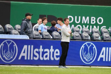 NICFC FC Cincinnati 'ye karşı. 4 Mayıs 2025, New York, ABD: p. Noonan, Nickfc ve Fc Cincinnati arasındaki futbol maçı sırasında Mls için geçerli olan Cincinnati koçu (Niyi Fote / Thenews2) 