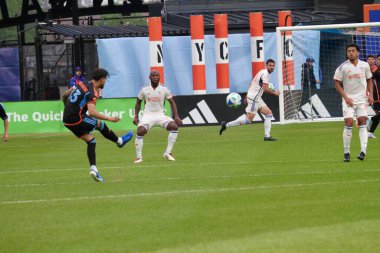 NICFC FC Cincinnati 'ye karşı. 4 Mayıs 2025, New York, ABD: Mls için geçerli olan Citifield 'da Nickfc ve Fc Cincinnati arasında oynanan futbol maçı sırasında oyuncular arasında tartışma topu. (Niyi Fote / Thenews2) 