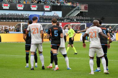 NICFC FC Cincinnati 'ye karşı. 4 Mayıs 2025, New York, ABD: Nickfc ve fc Cincinnati arasında Mls için geçerli olan bir futbol maçı sırasında oyuncular arasında tartışma topu (Niyi Fote / Thenews2) 