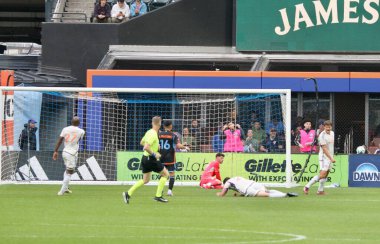 NICFC FC Cincinnati 'ye karşı. 4 Mayıs 2025, New York, ABD: Nickfc ve fc Cincinnati arasında Mls için geçerli olan bir futbol maçı sırasında oyuncular arasında tartışma topu (Niyi Fote / Thenews2) 