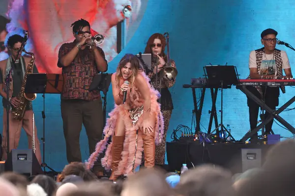 Sao Paulo (sp), Brezilya 03 / 05 / 2025 - şarkıcı Helena Serena, Alto de Pinheiros 'taki villa Lobos Park' ta düzenlenen nomade festivalinde sahne aldı.