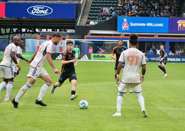 NICFC FC Cincinnati 'ye karşı. 4 Mayıs 2025, New York, ABD: Nickfc ve fc Cincinnati arasında Mls için geçerli olan bir futbol maçı sırasında oyuncular arasında tartışma topu (Niyi Fote / Thenews2) 