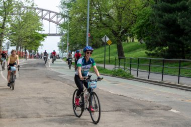 Yıllık beş ilçeli bisiklet turu. 4 Mayıs 2025, New York, New York, ABD: Bisikletçiler 4 Mayıs 2025 'te New York' ta düzenlenen geleneksel beş ilçeli bisiklet turunda çarklarını döndürürken bisikletlerle dolu Astoria Parkı.