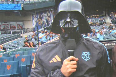 Yıldız Savaşları günü, NYFC ve FC Cincinnati arasındaki maç sırasında kutlandı. 4 Mayıs 2025, New York, ABD: Bugün New York Stadyumu 'nda Nickfc ve Fc Cincinnati arasında oynanan Mls maçı sırasında çeşitli karakterlerin yer aldığı yıldız savaşları günü.