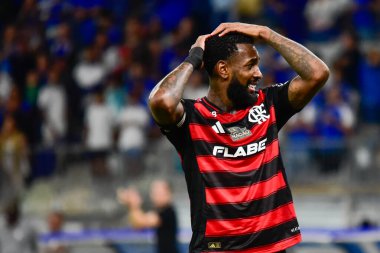 Belo horizonte (mg), 04 / 05 / 2025 - flamengo oyuncusu Gerson, Brezilya şampiyonluk serisinin 7. turu için yapılan cruzeiro ve flamengo arasında Mineirao Gerais 'deki Mineirao Stadyumu' nda (paulo ti / thenews2)