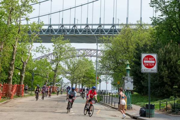 Yıllık beş ilçeli bisiklet turu. 4 Mayıs 2025, New York, New York, ABD: Bisikletçiler 4 Mayıs 2025 'te New York' ta düzenlenen geleneksel beş ilçeli bisiklet turunda çarklarını döndürürken bisikletlerle dolu Astoria Parkı.