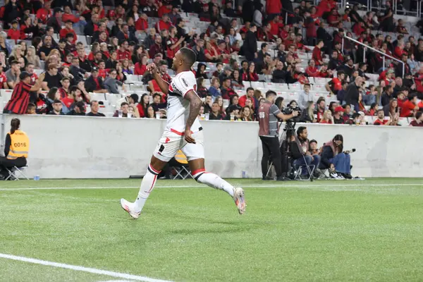 Curitiba (pr), Brazil 04 / 05 / 2025 - Atletico ve botafogo sp arasında oynanan karşılaşma sırasında oyuncu tevis Gabriel, ligga arena 'da düzenlenen 6.