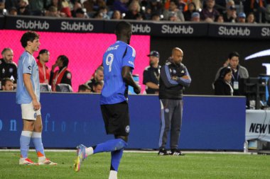 10 Mayıs 2025, New York, ABD: Montreal Prensi New York 'taki Yankee Stadyumu' ndaki Mls maçında NYPD ve CF Montreal arasında oynanan futbol maçında takım arkadaşlarıyla golünü kutluyor. (Niyi Fote / Thenews2)