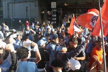 10 Mayıs 2025, New York, ABD: nycfc taraftarları New York 'taki Yankee Stadyumu' nda New York FC ve Cf Montreal arasındaki futbol maçından önce kutlama yapıyorlar. (Niyi Fote / Thenews2)