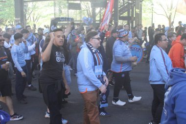10 Mayıs 2025, New York, ABD: nycfc taraftarları New York 'taki Yankee Stadyumu' nda New York FC ve Cf Montreal arasındaki futbol maçından önce kutlama yapıyorlar. (Niyi Fote / Thenews2)