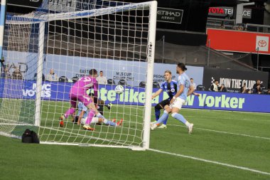 10 Mayıs 2025, New York, ABD: Freese (# 49) futbol maçı sırasında New York 'taki Yankee Stadyumu' ndaki Mls maçında Nycfc ve Cf Montreal 'in kalecisi. (Niyi Fote / Thenews2)