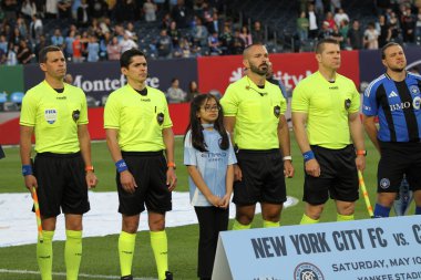 10 Mayıs 2025, New York, ABD: New York 'taki Yankee Stadyumu' nda futbol maçında New York FC ve CF Montreal arasında oynanan maçta hakem ve hakem. (Niyi Fote / Thenews2)