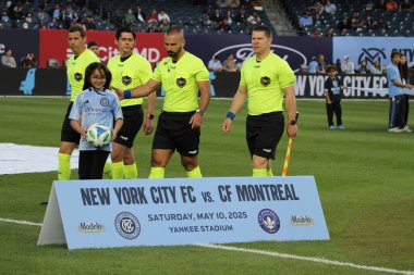 Bayan Nycfc Montreal 'e karşı. 10 Mayıs 2025, New York, ABD: New York 'taki Yankee Stadyumu' nda futbol maçında New York FC ve CF Montreal arasında oynanan maçta hakem ve hakem. (Niyi Fote / Thenews2)