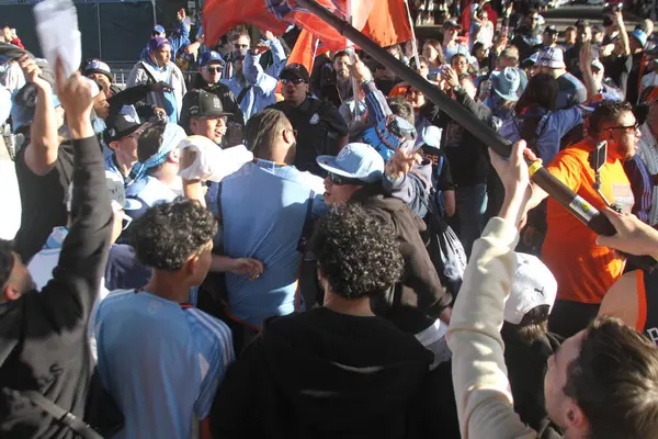 10 Mayıs 2025, New York, ABD: nycfc taraftarları New York 'taki Yankee Stadyumu' nda New York FC ve Cf Montreal arasındaki futbol maçından önce kutlama yapıyorlar. (Niyi Fote / Thenews2)