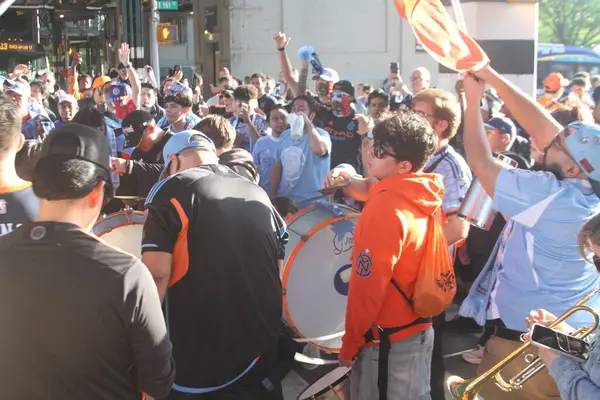 10 Mayıs 2025, New York, ABD: nycfc taraftarları New York 'taki Yankee Stadyumu' nda New York FC ve Cf Montreal arasındaki futbol maçından önce kutlama yapıyorlar. (Niyi Fote / Thenews2)