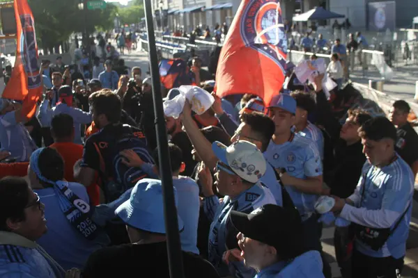 10 Mayıs 2025, New York, ABD: nycfc taraftarları New York 'taki Yankee Stadyumu' nda New York FC ve Cf Montreal arasındaki futbol maçından önce kutlama yapıyorlar. (Niyi Fote / Thenews2)