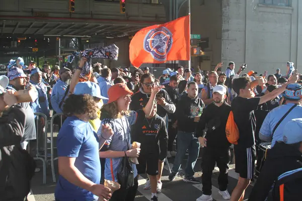 10 Mayıs 2025, New York, ABD: nycfc taraftarları New York 'taki Yankee Stadyumu' nda New York FC ve Cf Montreal arasındaki futbol maçından önce kutlama yapıyorlar. (Niyi Fote / Thenews2)
