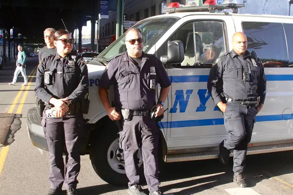 10 Mayıs 2025, New York, ABD: nycfc taraftarları New York 'taki Yankee Stadyumu' nda New York FC ve Cf Montreal arasındaki futbol maçından önce kutlama yapıyorlar. (Niyi Fote / Thenews2)