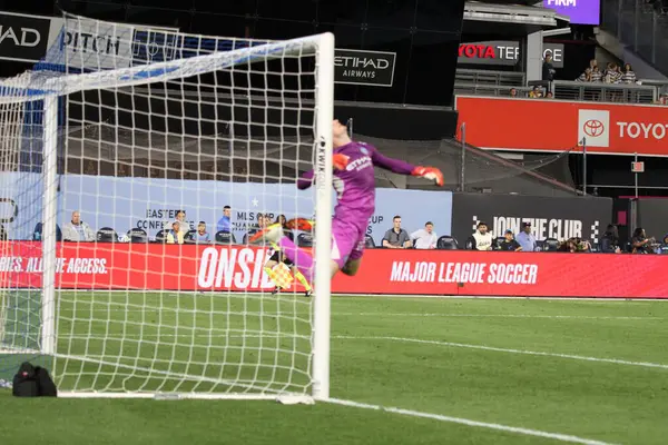 10 Mayıs 2025, New York, ABD: Freese (# 49) futbol maçı sırasında New York 'taki Yankee Stadyumu' ndaki Mls maçında Nycfc ve Cf Montreal 'in kalecisi. (Niyi Fote / Thenews2)