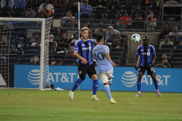 10 Mayıs 2025, New York, ABD: New York, New York 'taki Yankee Stadyumu' ndaki Mls maçında NYFC ve CF Montreal arasında oynanan futbol maçında ahlak dersi. (Niyi Fote / Thenews2)