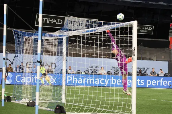 10 Mayıs 2025, New York, ABD: Freese (# 49) futbol maçı sırasında New York 'taki Yankee Stadyumu' ndaki Mls maçında Nycfc ve Cf Montreal 'in kalecisi. (Niyi Fote / Thenews2)
