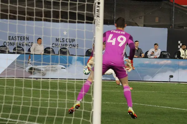 10 Mayıs 2025, New York, ABD: Freese (# 49) futbol maçı sırasında New York 'taki Yankee Stadyumu' ndaki Mls maçında Nycfc ve Cf Montreal 'in kalecisi. (Niyi Fote / Thenews2)