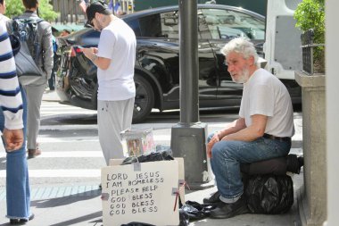 12 Mayıs 2025, New York, ABD: New Yorklular ve turistler Manhattan 'da bahar mevsiminde güneşli havadan faydalanıyorlar ve günlük trafik sıkışıklığı (niyi fote / the new ws2)