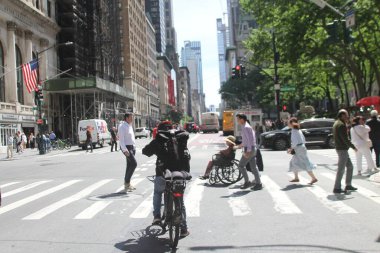 12 Mayıs 2025, New York, ABD: New Yorklular ve turistler Manhattan 'da bahar mevsiminde güneşli havadan faydalanıyorlar ve günlük trafik sıkışıklığı (niyi fote / the new ws2)