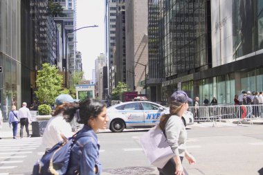12 Mayıs 2025, New York, ABD: New Yorklular ve turistler Manhattan 'da bahar mevsiminde güneşli havadan faydalanıyorlar ve günlük trafik sıkışıklığı (niyi fote / the new ws2)