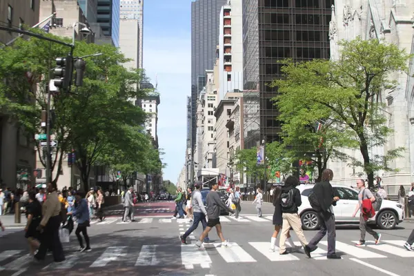 12 Mayıs 2025, New York, ABD: New Yorklular ve turistler Manhattan 'da bahar mevsiminde güneşli havadan faydalanıyorlar ve günlük trafik sıkışıklığı (niyi fote / the new ws2)