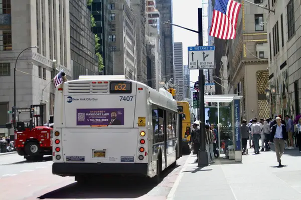 12 Mayıs 2025, New York, ABD: New Yorklular ve turistler Manhattan 'da bahar mevsiminde güneşli havadan faydalanıyorlar ve günlük trafik sıkışıklığı (niyi fote / the new ws2)