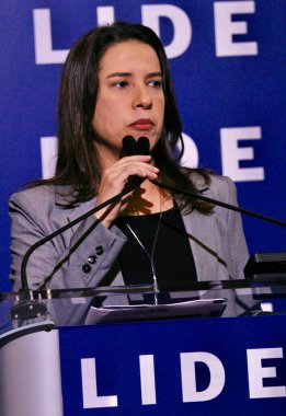13 Mayıs 2025, New York, ABD: Raquel Lyra, Pernambuco valisi, New York 'taki Harvard Club' da düzenlenen 14. Lide Brezilya yatırım forumu sırasında (niyi fote / thenews2)