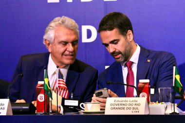 13 Mayıs 2025, New York, ABD: (l-r) ronaldo caiado, Goias ve Eduardo leite valisi, Rio grande do sul, 14. Lide Brezilya yatırım forumu sırasında Harvard Club (niyi fote / thenews2)