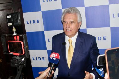 13 Mayıs 2025, New York, ABD: ronaldo caiado, Goias valisi Harvard Club (niyi fote / thenews2) 14. Lide Brezilya yatırım forumunun sonunda bir basın toplantısına katıldı.)