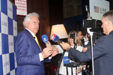 13 Mayıs 2025, New York, ABD: ronaldo caiado, Goias valisi Harvard Club (niyi fote / thenews2) 14. Lide Brezilya yatırım forumunun sonunda bir basın toplantısına katıldı.)