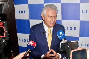 13 Mayıs 2025, New York, ABD: ronaldo caiado, Goias valisi Harvard Club (niyi fote / thenews2) 14. Lide Brezilya yatırım forumunun sonunda bir basın toplantısına katıldı.)